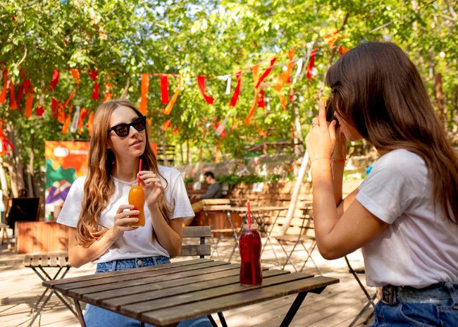 terrasse esprit guinguette au bar